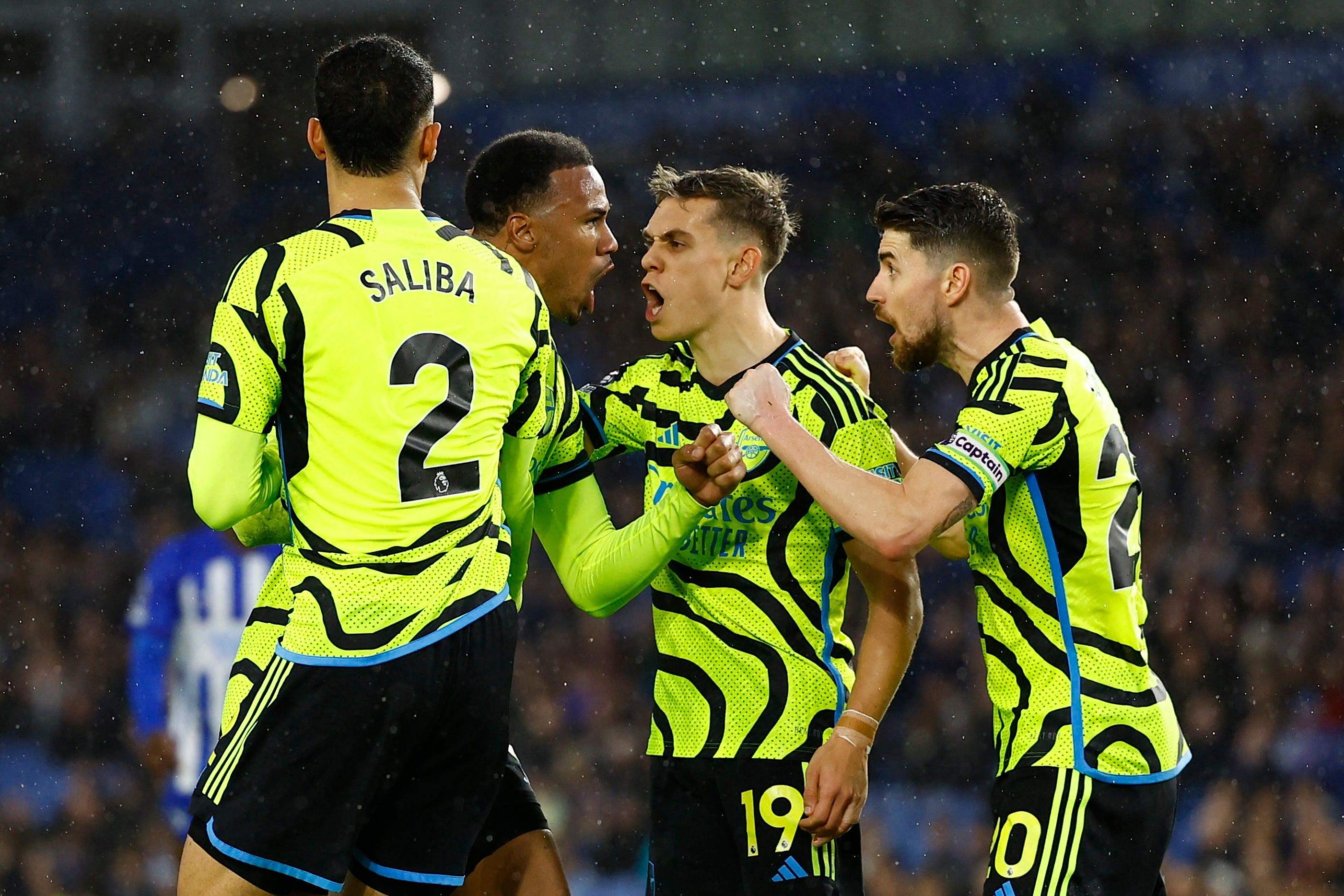 Faker迎来十二赛季出色发挥，曼联观众热烈欢呼！