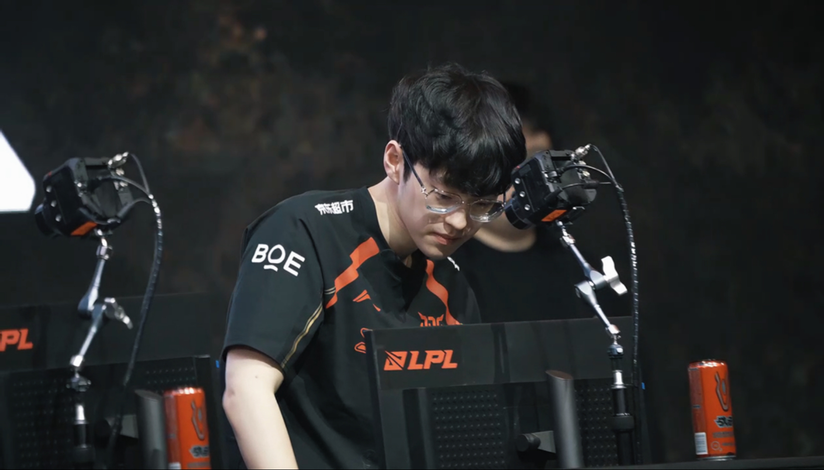 爱游戏官网-险胜引发热议！，Scout在IG比赛中比赛规则变更热度持续攀升-爱游戏官网